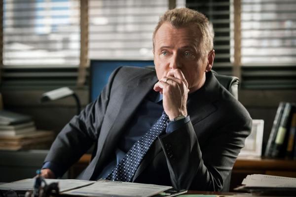 Bild 1 von 18: Nach einem Faustschlag, zu dem sich Sherlock Holmes provozieren ließ, wird er von Gregson (Aidan Quinn) von dem aktuellen Fall abgezogen ...