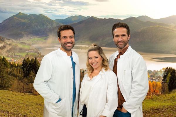 Bild 1 von 18: (v.l.n.r.) Dr. Chris Lehmann (Kai Schumann); Dr. Sarah König (Caroline Frier); Dr. Fabian Kroiß (Oliver Franck)