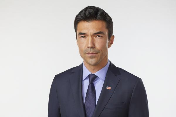 Bild 1 von 24: (1. Staffel) - In sechs Monaten wird die Erde mit einem Asteroiden kollidieren, der die Menschheit auszulöschen droht. Der stellvertretende Verteidigungsminister Harris Edwards (Ian Anthony Dale) versucht, diese Erkenntnis um jeden Preis vor der Bevölkerung geheim zu halten ...