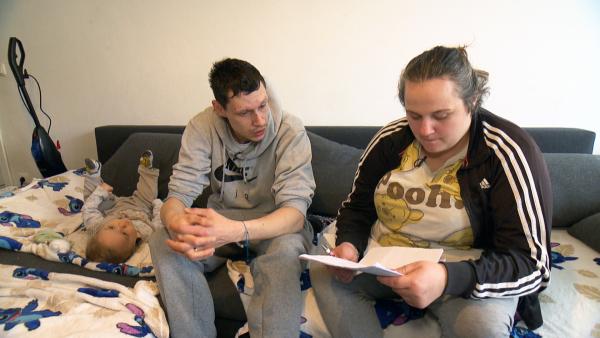 Bild 1 von 2: Malena (27) steht vor einem großen Problem. Sie und Ehemann Jerome (30) müssen über 1.700 Euro an Nebenkosten nachzahlen.