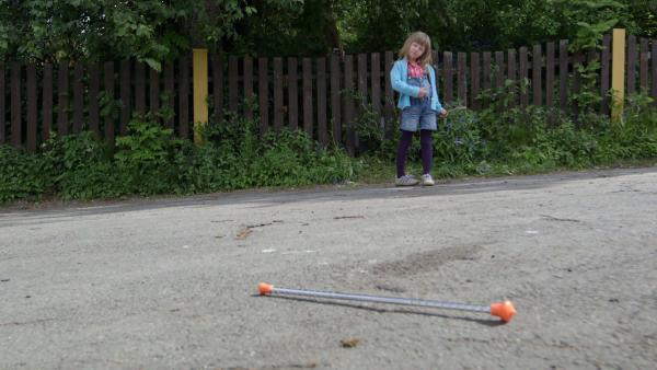 Bild 1 von 4: Dann findet Elsa (Maya Anna Hansen Frølich) einen Wirbelstab auf der Straße. Ob sie ihn behalten soll?