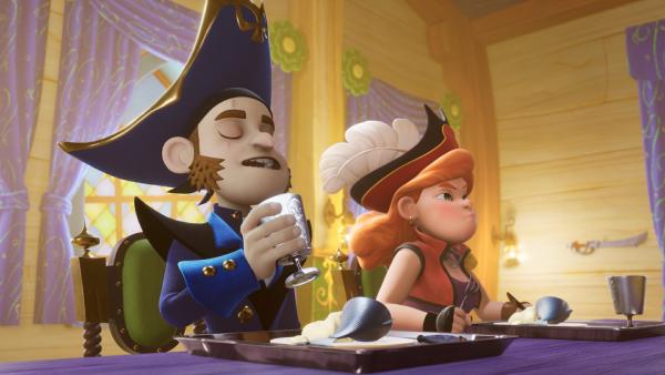 Bild 1 von 3: Käpt'n Archibald Flint (l.) lässt keine Gelegenheit aus, in der er sich über die unfähigen Schüler von Käpt'n Charlotte Raubein (r.) lustig machen kann.