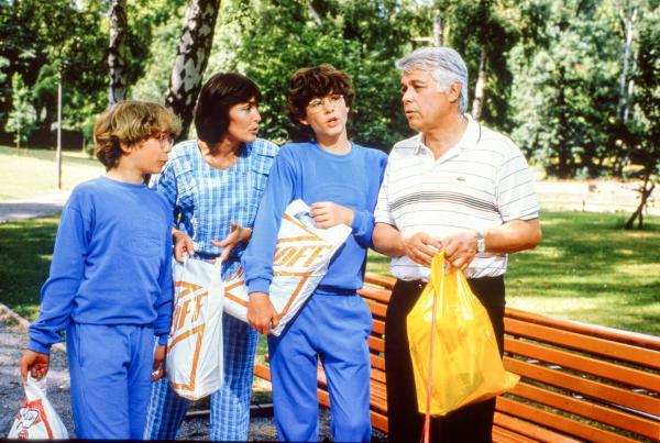 Bild 1 von 4: Im Bild: Tarek Helmy (Tom), Thekla Carola Wied (Angi), Timmo Niesner (Markus), Peter Weck (Werner Schumann).