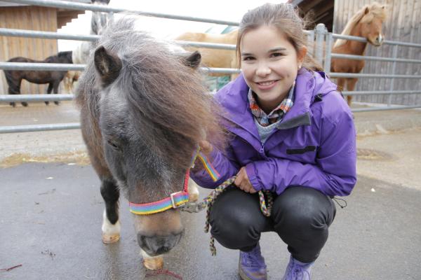 Bild 1 von 9: Anna und Mini-Shetlandpony \