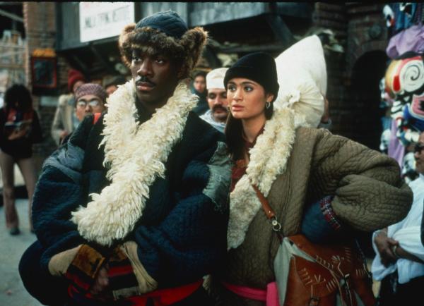 Bild 1 von 9: Sozialarbeiter Chandler (Eddie Murphy, l.) lässt sich von der schönen Tibetanerin Kee (Charlotte Lewis, r.) zu einer kniffligen Aufgabe überreden ...