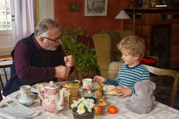 Bild 1 von 4: Opa Karl (Peter Rauch) und Felix (Piet Eckert) frühstücken.