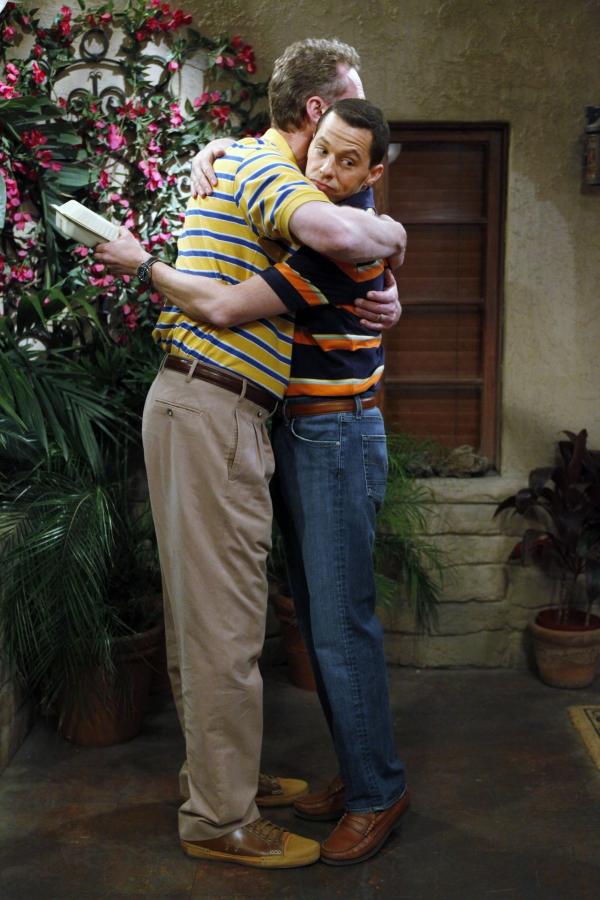 Bild 1 von 16: Alan (Jon Cryer, r.) hat mal wieder Pech mit einer Internetbekanntschaft und trifft in seinem Bedürfnis nach menschlicher Nähe mit Judiths Mann Herb (Ryan Stiles, l.) einen Seelenverwandten ...