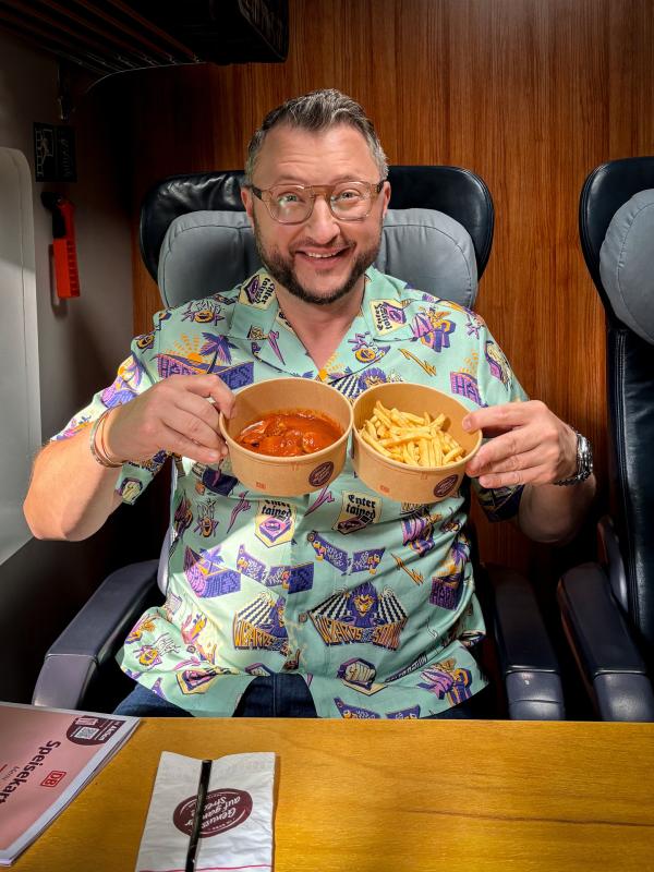Bild 1 von 8: Knusprige Pommes und heiße Currywurst auf Schienen: Wie das funktioniert und welche Tricks die Deutsche Bahn für den Imbissbuden-Snack nutzt, zeigt Produktentwickler Sebastian Lege.