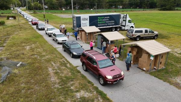 Bild 1 von 7: Drive-thru-Lebensmittelausgabe in Ennfield, North Carolina