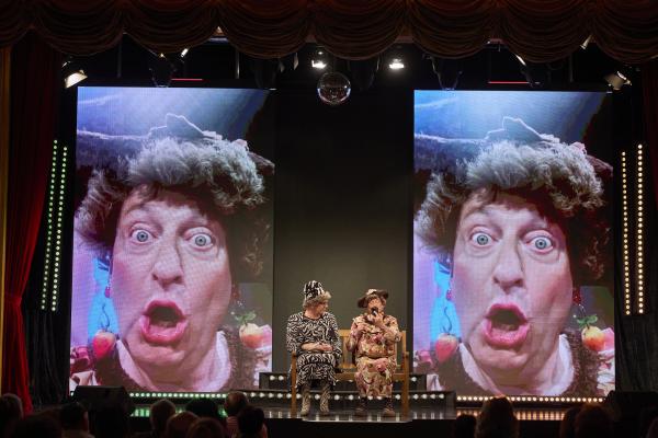 Bild 1 von 6: TikTok. Mariechen (Volker Heißmann, rechts) muss das probieren!