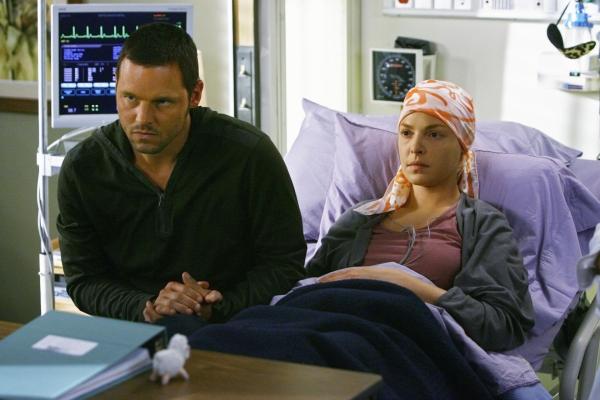 Bild 1 von 43: Izzie (Katherine Heigl, r.) steht vor der Entscheidung: Soll sie sich einer lebensgefährlichen Operation unterziehen, um damit vielleicht ihr Leben retten? Alex (Justin Chambers, l.) steht ihr bei ...
