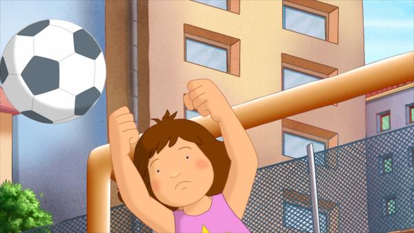 Bild 1 von 6: Obwohl Laura gar keine Lust hatte beim Fußballspiel mitzumachen, stellt sie sich als Torwart sehr gut an.