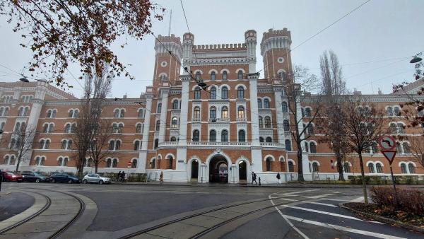 Bild 1 von 3: Im Bild: Rossauer Kaserne in Wien.