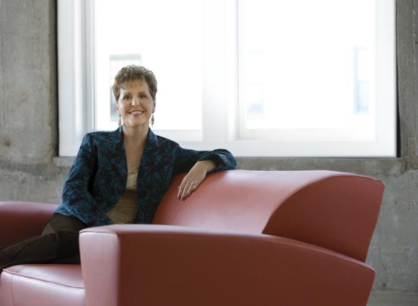 Bild 1 von 2: Mit ihrer humorvollen und direkten Art bringt Joyce Meyer die Dinge des Alltags anhand der Bibel auf den Punkt - lebensnah, überzeugend und echt.