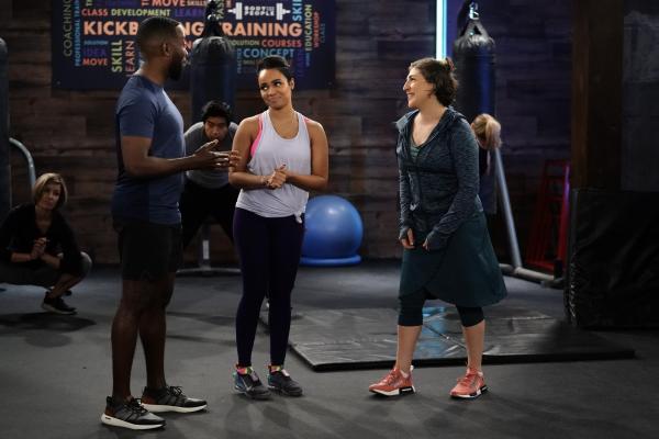 Bild 1 von 16: (v.l.n.r.) Daniel (Lamorne Morris); Randi (Kyla Pratt); Kat (Mayim Bialik)