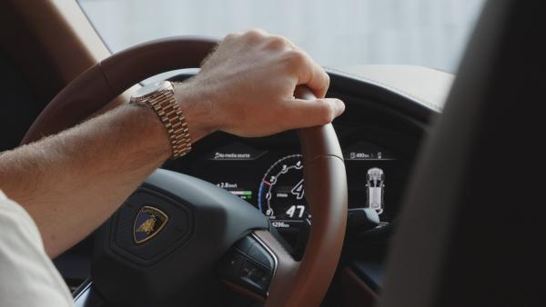 Bild 1 von 5: Rolex und Lamborghini: Statussymbole sind in der Szene viel wert.