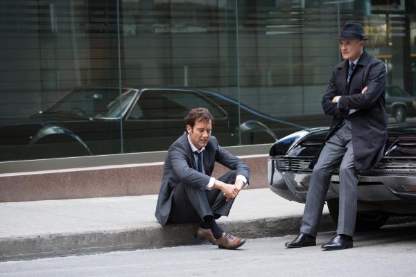 Bild 1 von 13: Sal (Clive Owen, l.) wird von Charlie (Colm Feore, r.) nach einer Reihe merkwürdiger Vorkommnisse vom Dienst suspendiert.