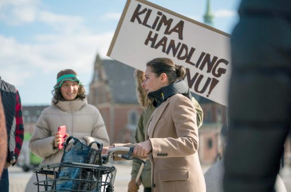 Bild 1 von 4: Birgitte (Sidse Babett Knudsen, re.) nimmt an einer Klimademonstration teil. Sie spricht offen mit den teilnehmenden Aktivistinnen und Aktivisten.