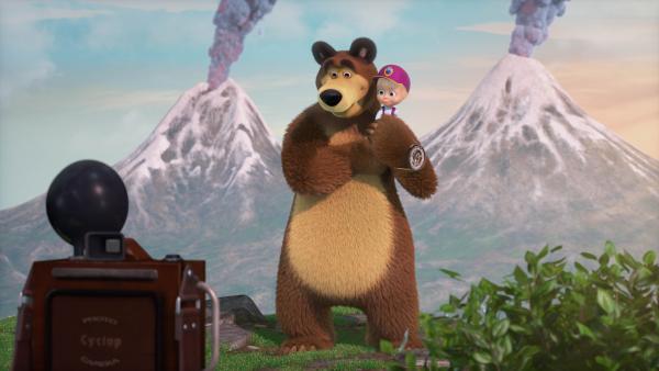 Bild 1 von 6: Mascha und der Bär sind stolz. Sie haben das Ziel ihrer Wanderung erreicht!