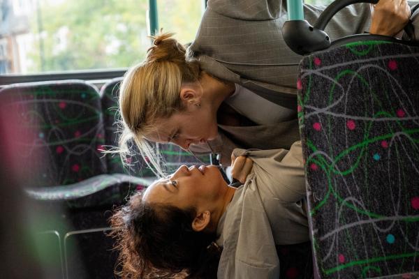 Bild 1 von 3: Als Eve (Sandra Oh, l.) bemerkt, dass Villanelle (Jodie Comer, r.) ihr auf den Fersen ist, gibt es kein Entkommen mehr. Eve muss mit dem Schlimmsten rechnen, doch Villanelle hat etwas anderes vor.