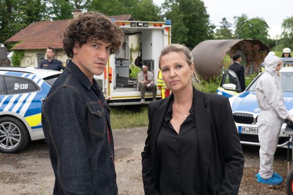 Bild 1 von 4: Die Polizeikommissare Korbinian Kirchner (Jonathan Hutter, l.) und Vera Lanz (Katharina Böhm, r.) rätseln am Tatort über den merkwürdigen Zeugen, der scheinbar sein Gedächtnis verloren hat.