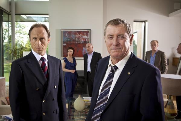 Bild 1 von 4: Major David Walsh (David Annen, l.), Liz Gerrard (Amanda Drew, 2.v.l.), Norman Swanscombe (Peter Egan, M.), DCI Tom Barnaby (John Nettles, 2.v.r.) und Clifford Bunting (Alistair Petrie, r.).