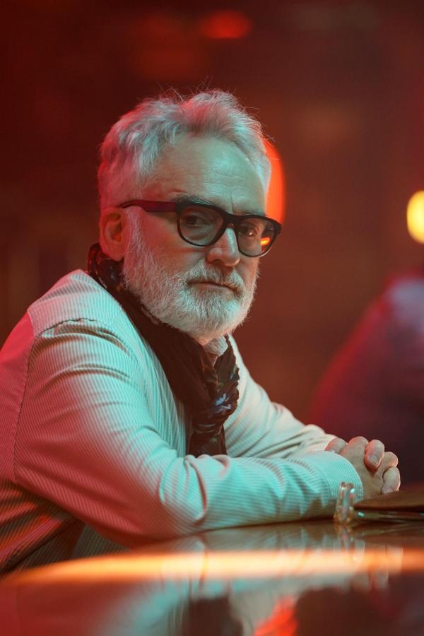 Bild 1 von 11: Arthur Cochran (Bradley Whitford)