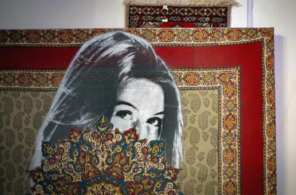 Bild 1 von 2: Persische Teppichkultur und Frauenrechte spielen eine zentrale Rolle in der Kunst des iranischen Street-Artists Nafir. Immer wieder hat er seine Kunst heimlich in den Straßen Teherans aufgehängt.