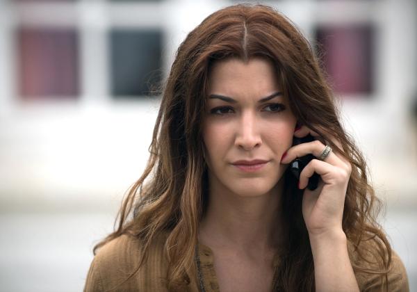 Bild 1 von 8: Die Journalistin Lilou (Amira el Sayed) ist einer brisanten Story auf der Spur.