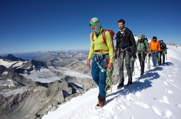 Bild 1 von 2: Zum Bergsteigertraining gehört auch das sichere Abseilen in eine Gletscherspalte.