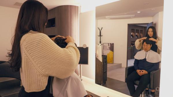 Bild 1 von 7: Um dem gängigen Schönheitsideal zu entsprechen, müssen auch Männer sich anstrengen und greifen beispielsweise zu Perücken.