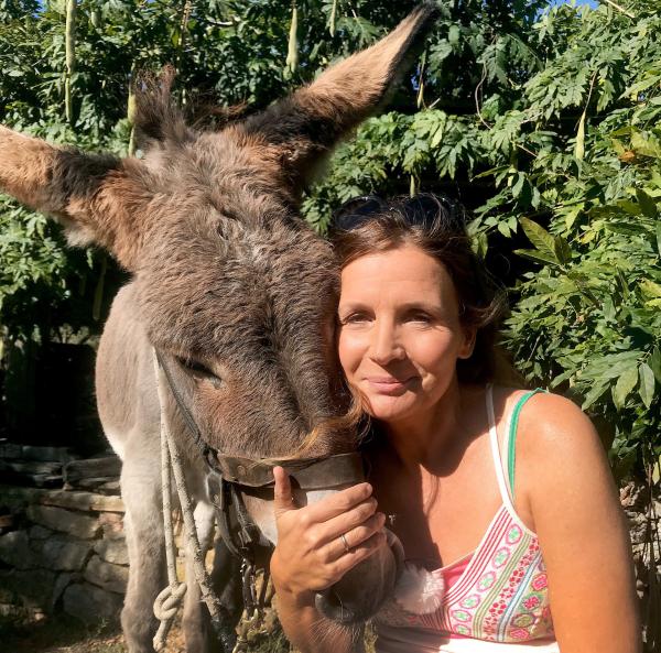 Bild 1 von 2: Entspannung findet Simone Sombecki bei einer Esel-Wanderung durch das wald- und wasserreiche Hinterland.