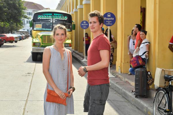 Bild 1 von 15: Nicht mehr lange, dann heißt es für Ella (Leonie Brill) und Eric (Lucas Bauer) Abschied nehmen.