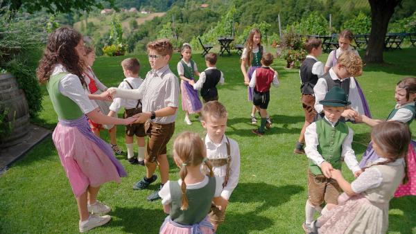 Bild 1 von 8: Im Bild: Die Kindervolkstanzgruppe St. Nikolai im Sausal.