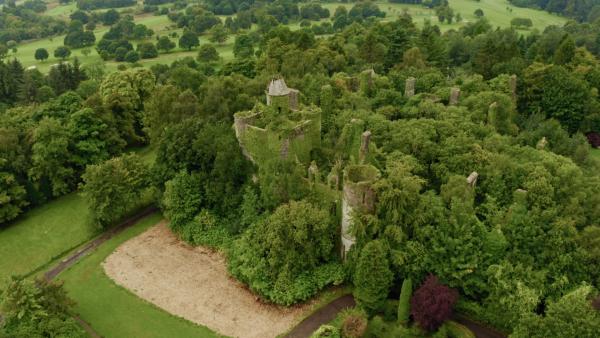 Bild 1 von 2: Die Natur erobert Buchanan Castle mit der Zeit zurück, indem sich die umliegenden Wälder die Burg praktisch einverleiben.