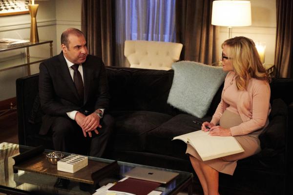 Bild 1 von 2: Louis (Rick Hoffmann) ist nach seiner Degradierung frustriert. Doch dann erhält er eine unerwartete neue berufliche Chance. Kann seine schwangere Freundin Sheila (Rachel Harris) ihm bei der Entscheidungsfindung helfen?