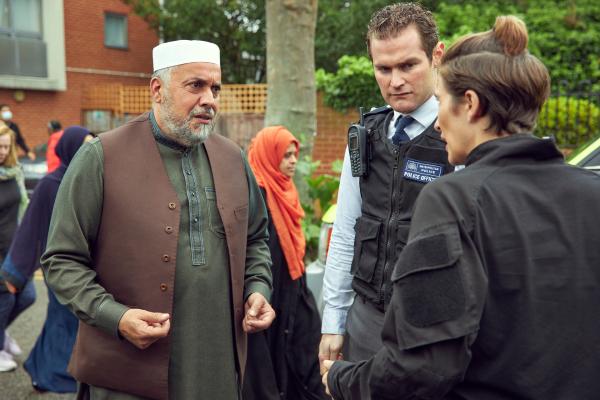 Bild 1 von 10: Lana (Vicky McClure, r.) befragt Imam Mohammed (Elija Braik, l.) nach der verdächtigen Plastiktüte in seiner Moschee. Thom (Mark Stanley, M.) vertraut ganz auf den Instinkt seiner Freundin.