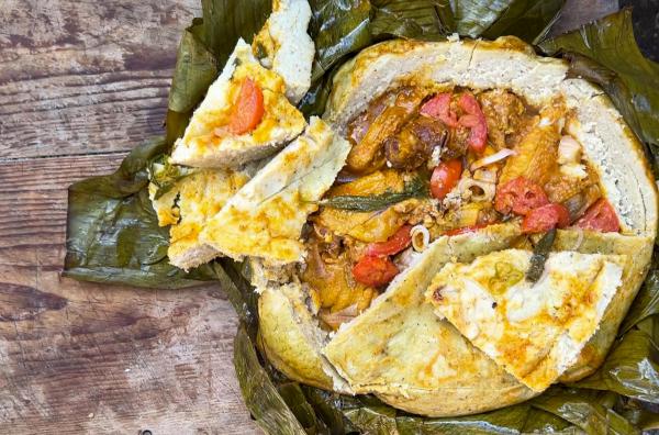 Bild 1 von 4: Für das mexikanische Gericht Pollo Pibil wird Hähnchenfleisch mariniert und gewürzt, in Bananenblätter gewickelt und langsam gegart.