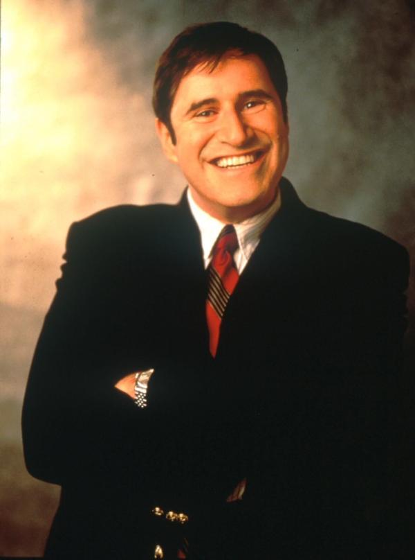 Bild 1 von 17: (1. Staffel) - Paul Lassiter (Richard Kind), der Pressesprecher des Bürgermeisters, ist etwas schwerfällig und tolpatschig, aber durchaus liebenswert.
