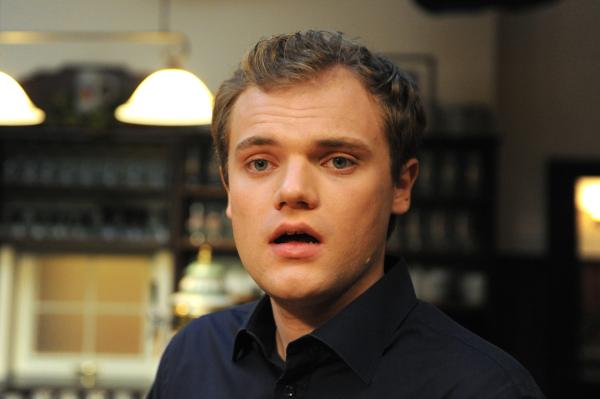 Bild 1 von 5: Bei seiner Rechere muss Philipp (Philipp Schneider, KLD) feststellen, dass es in Lansing keine bezahlbare Wohnung gib.