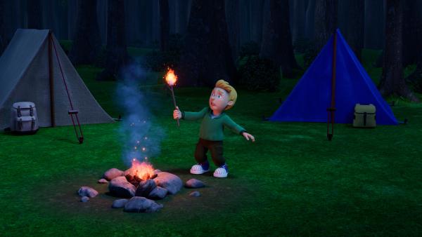 Bild 1 von 3: James hat heimlich Marshmallows gegrillt. Jetzt droht ein Feuer auszubrechen.