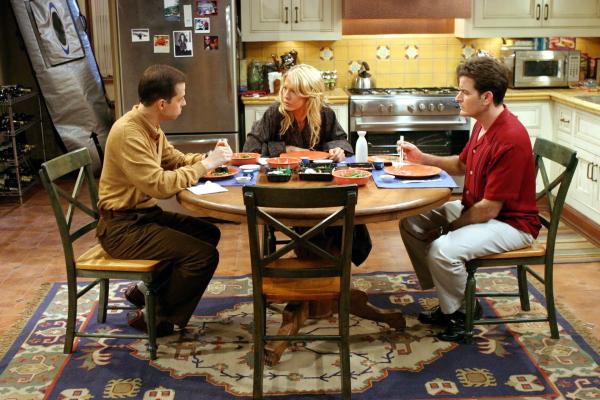 Bild 1 von 22: Wegen Frankie (Jenna Elfman, M.) geraten Alan (Jon Cryer, l.) und Charlie (Charlie Sheen, M.) in einen Konkurrenzkampf ...