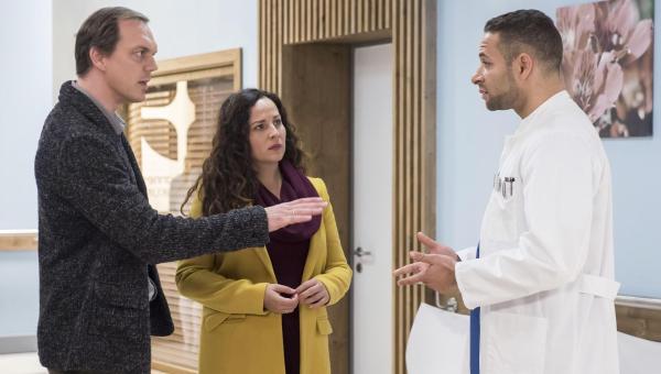 Bild 1 von 10: (v.l.n.r.) Alexander Lindenfels (Andy Gätjen); Kora Lindenfels (Nora Jokhosha); Dr. Matteo Moreau (Mike Adler)