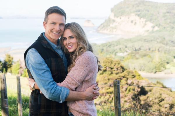 Bild 1 von 8: Samuel ( Simon Arblaster, l.); Sophie (Anna Hutchison, r.)