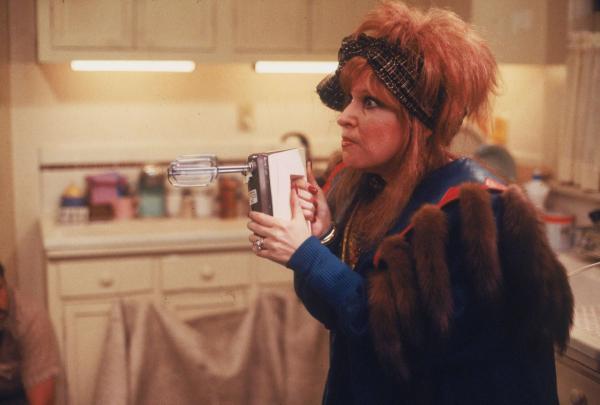 Bild 1 von 7: Schwer bewaffnet versucht sich Barbara Stone (Bette Midler), gegen ihre Entführer zur Wehr zu setzen ...