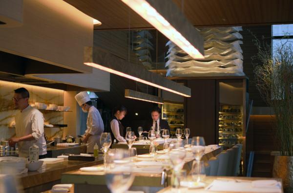 Bild 1 von 4: In Tokio hat der französische Designstar Gwenael Nicolas eine Sushi-Bar für nur zwölf Gäste zu einem Erlebnis japanischer Gastfreundschaft gemacht.