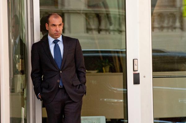 Bild 1 von 4: Louis Litt (Rick Hoffman) ist ehrgeizig - und nicht gerade begeistert über Harveys Beförderung. Mit seinen eigenen Methoden versucht er, sich an die Spitze der Kanzlei zu kämpfen.