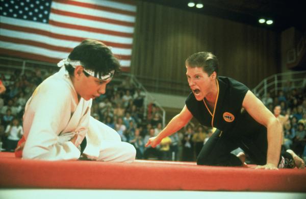 Bild 1 von 3: Obwohl es im Kampf gegen Mike Barnes (Sean Kanan, r.) schlecht für Daniel (Ralph Macchio, l.) aussieht, hat er noch ein Ass für den \