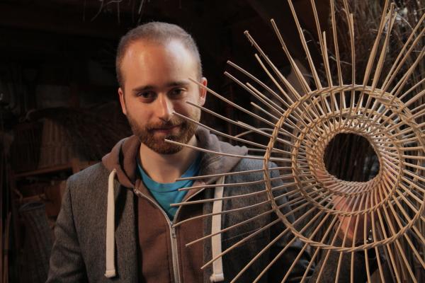 Bild 1 von 3: Luke Butcher, theoretischer Physiker an der University of Bristol, veranschaulicht mit einem Modell Raum und Zeit.