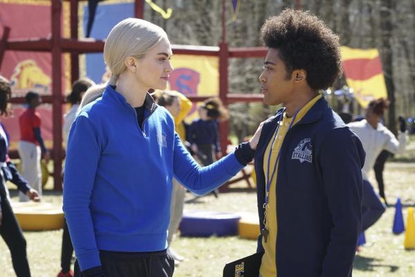 Bild 1 von 8: Lizzie Saltzman (Jenny Boyd, l.); MG Greasley (Quincy Fouse, r.)